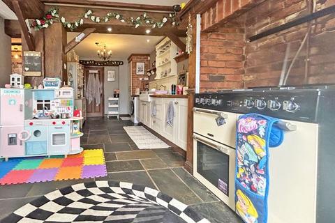 4 bedroom semi-detached house for sale, Crew Road, Wednesbury