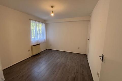 2 bedroom apartment to rent, Streamside Close, London
