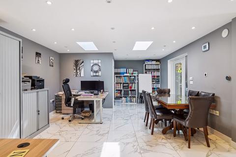 2a School Close, High Wycombe, HP11 1PH