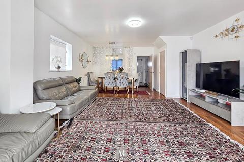 3 bedroom end of terrace house for sale, Foxley Road, Slough, SL2 2JF