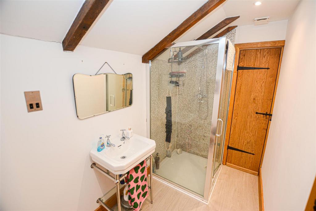 Bed 2 ensuite alt.jpg