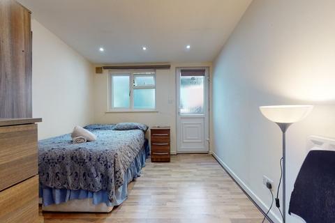 Studio to rent, Chatsworth Road