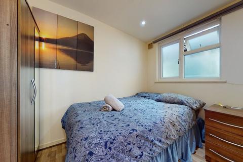 Studio to rent, Chatsworth Road