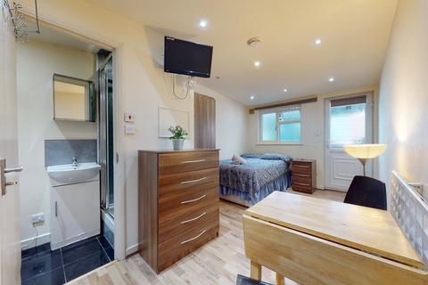 Studio to rent, Chatsworth Road