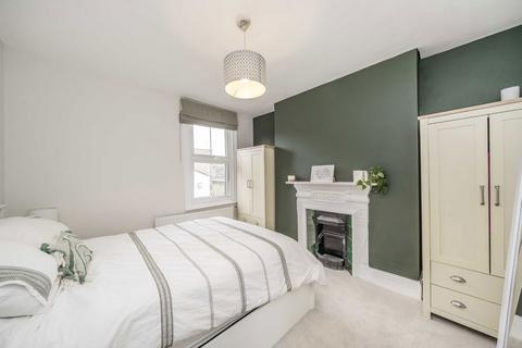 2 bedroom flat for sale, Tregothnan Road, London SW9