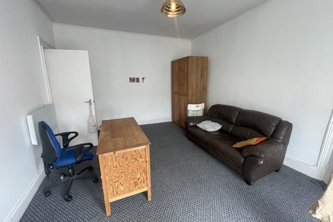 1 bedroom apartment to rent, 53 Connaught Avenue Flat 6