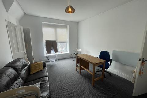 1 bedroom apartment to rent, 53 Connaught Avenue Flat 6