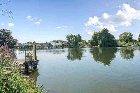 4 bedroom bungalow for sale, Towpath, Shepperton, TW17