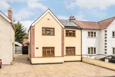 Costons Avenue, Greenford UB6