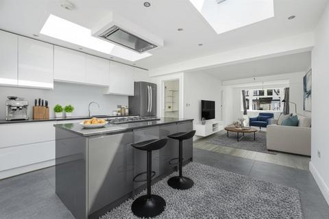 3 bedroom semi-detached house for sale, Bargate Close, Motspur Park KT3