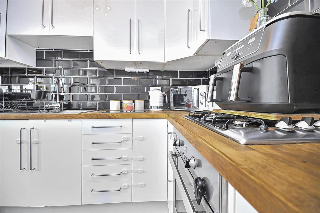 3 Burwell Close Dining Kitchen (4).jpg