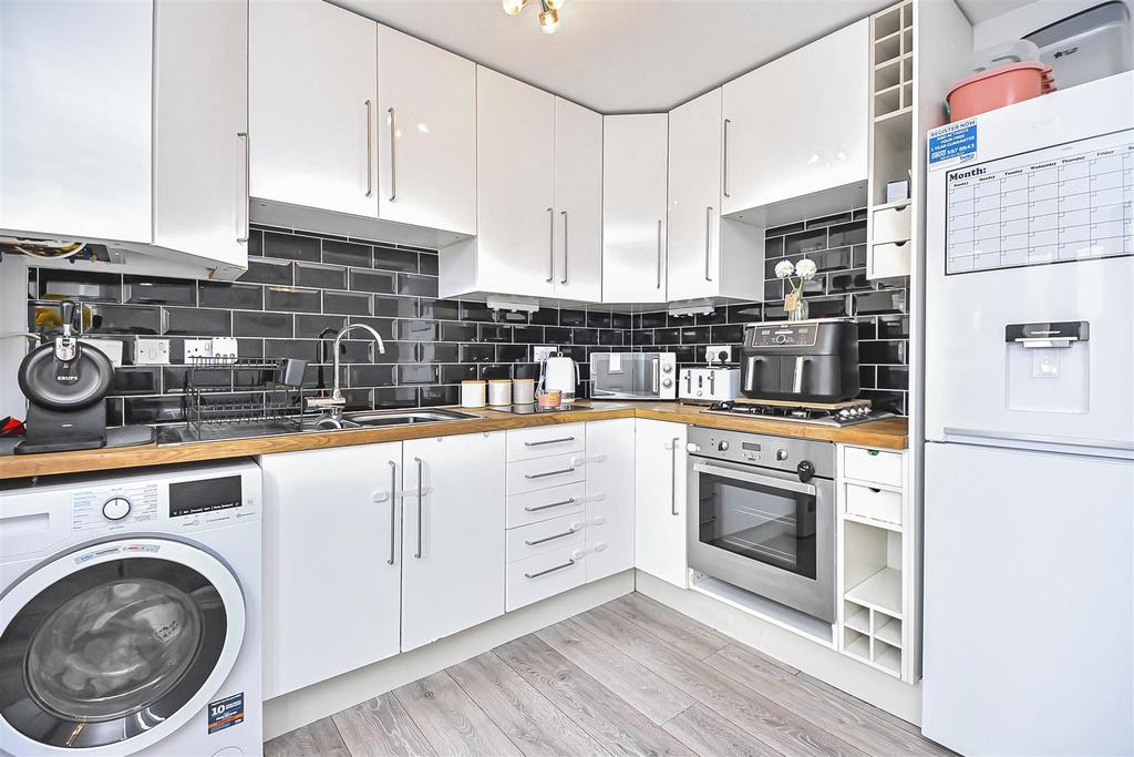 3 Burwell Close Dining Kitchen (3).jpg