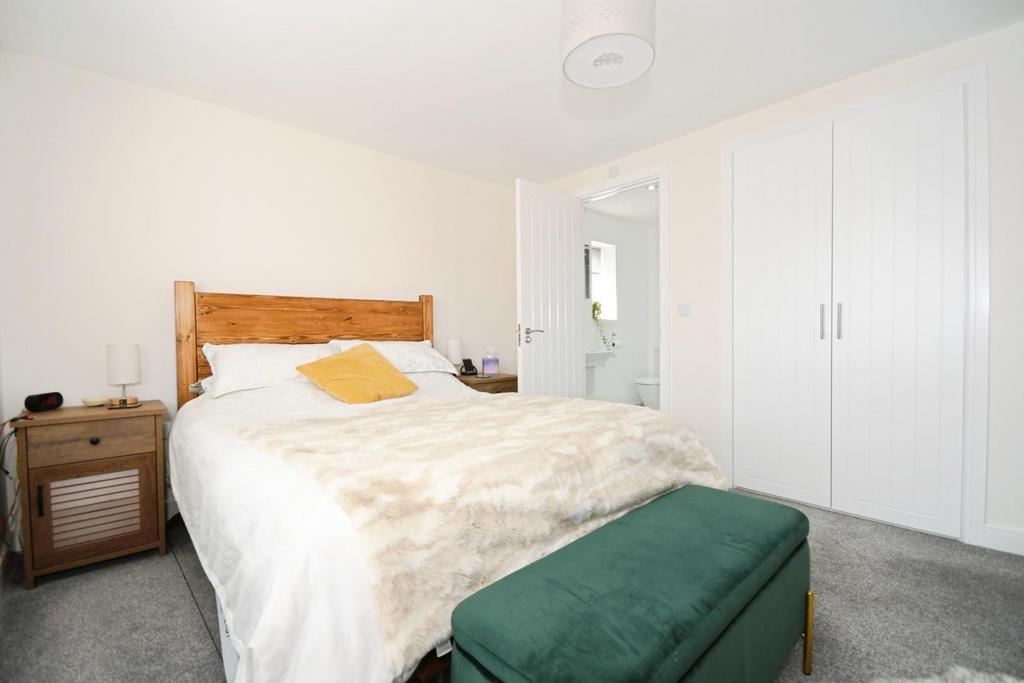 BEDROOM 1 03.jpg