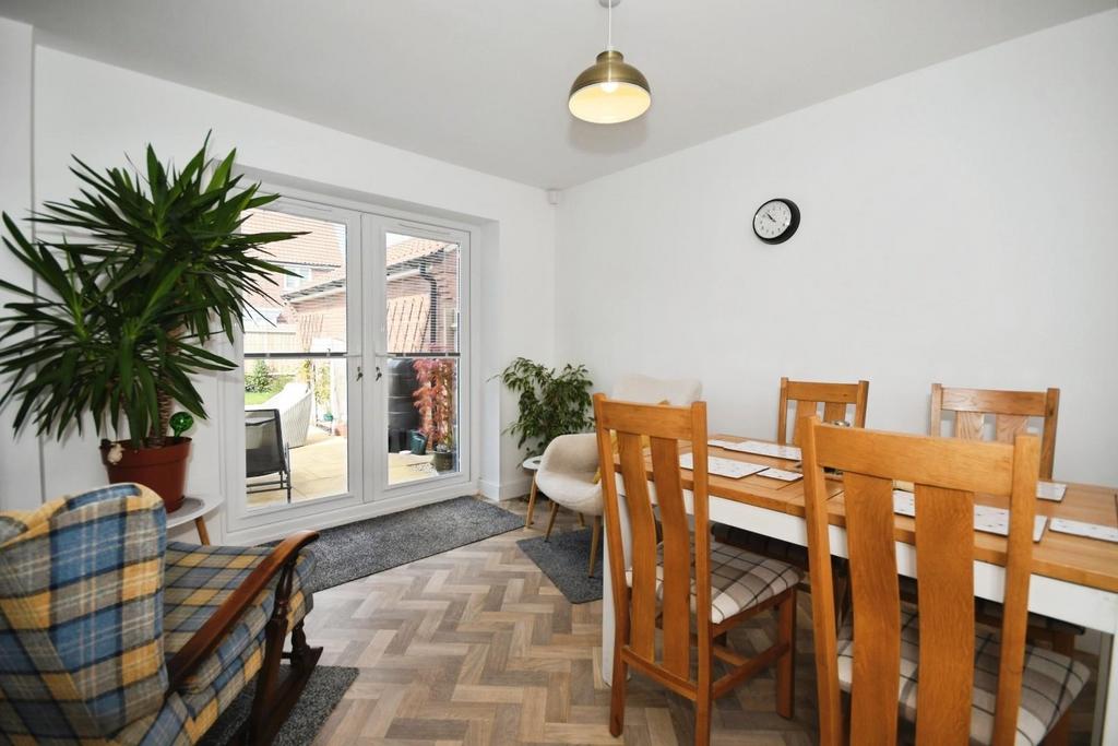 DINING ROOM.jpg