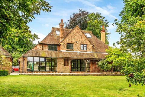 5 bedroom detached house to rent, Fairway, Guildford, Surrey, GU1