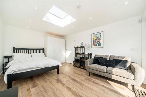 30 Rayford Avenue, London, SE12 0NG