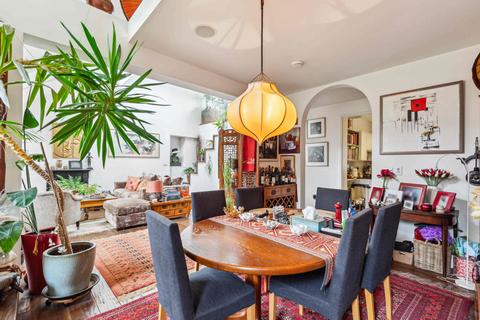 2 bedroom flat for sale, Queens Mansions, London, W6