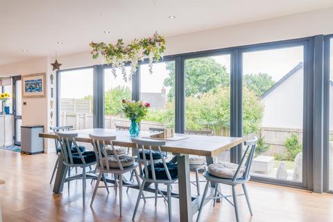 5 bedroom detached house for sale, Parc Road, Usk