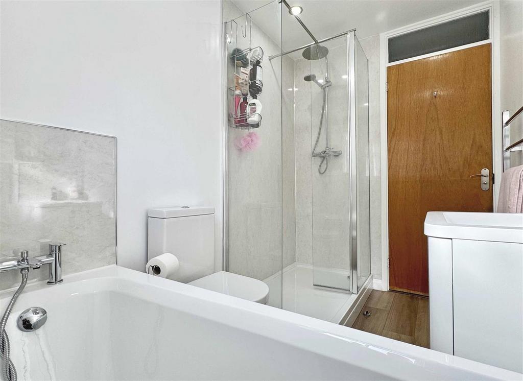 Bathroom b.jpg