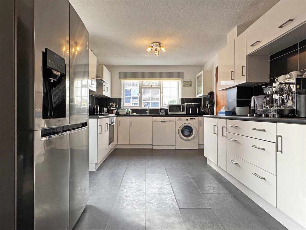 Kitchen b.jpg