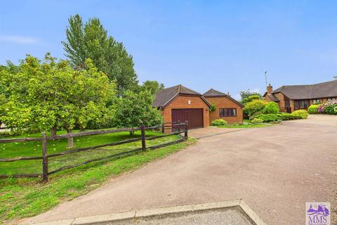 4 bedroom detached bungalow for sale, Swillers Lane, Shorne