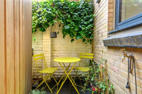 4 Dunn Street, London, E8 2DG