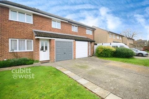 3 bedroom semi-detached house to rent, Bluebell Close Horsham RH12