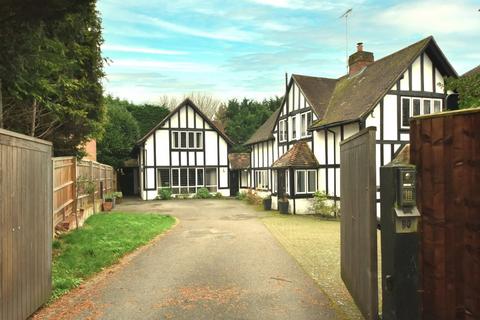 Blackpond Lane, Farnham Royal, Buckinghamshire, SL2