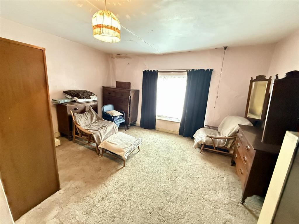 Front bedroom 2