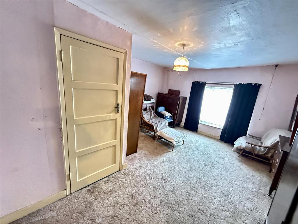 Front bedroom 2