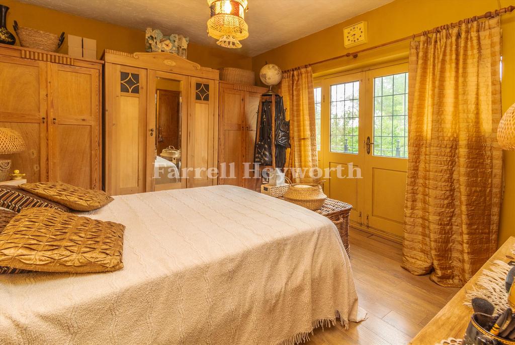 Bedroom 1 image 3