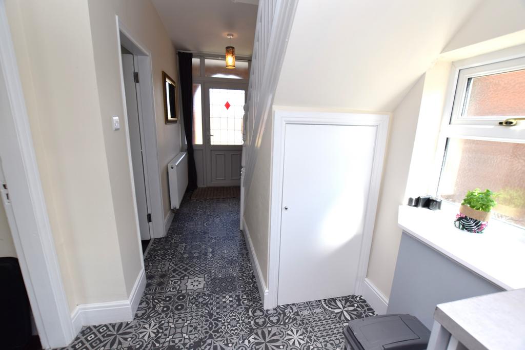 Kitchen to the hallway