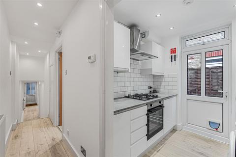 2 bedroom flat for sale, Fairlop Road, Leytonstone
