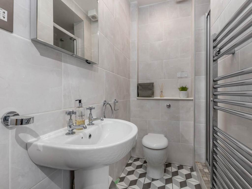 65300 Saxe Coburg St01