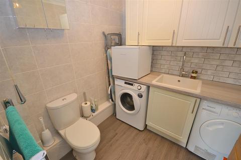 6 Stuart Way, Bridport, DT6 4AU