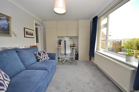 6 Stuart Way, Bridport, DT6 4AU