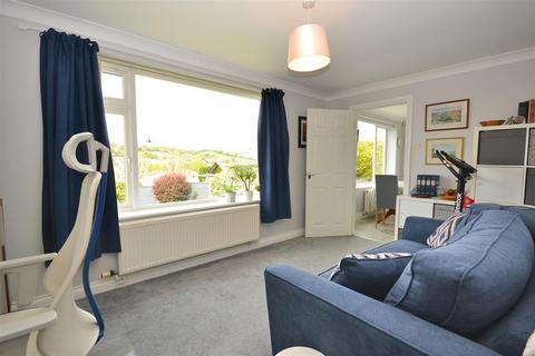 6 Stuart Way, Bridport, DT6 4AU