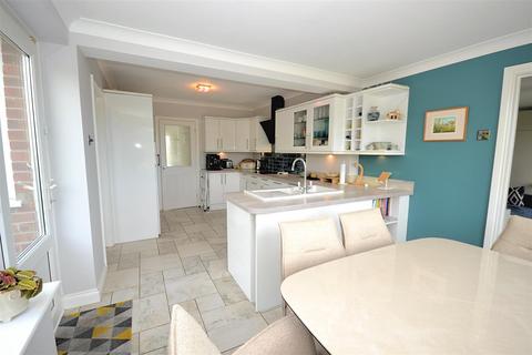 6 Stuart Way, Bridport, DT6 4AU