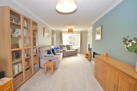 6 Stuart Way, Bridport, DT6 4AU