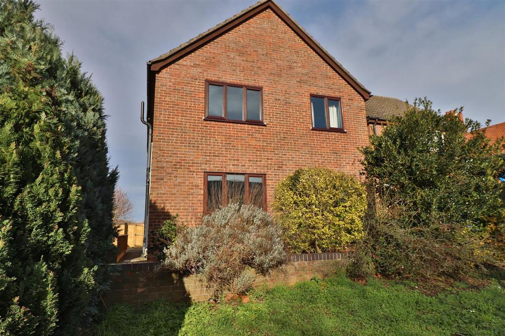 Hadlige Raje Angel Street, Hadleigh, IP7 2 bed ground floor flat - £900 pcm (£208 pw)