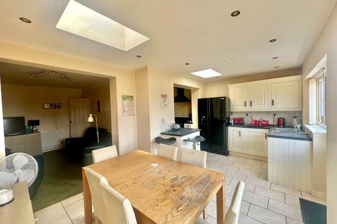 25 Bishops Drive, Northampton, NN2 6QR
