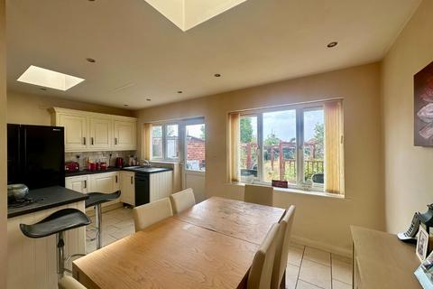 25 Bishops Drive, Northampton, NN2 6QR