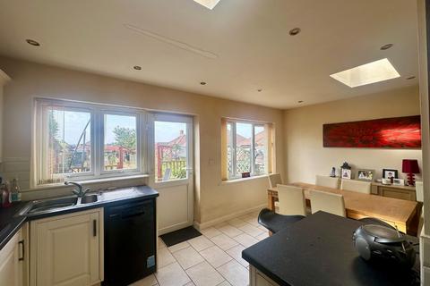 25 Bishops Drive, Northampton, NN2 6QR
