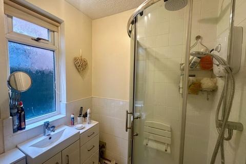 25 Bishops Drive, Northampton, NN2 6QR