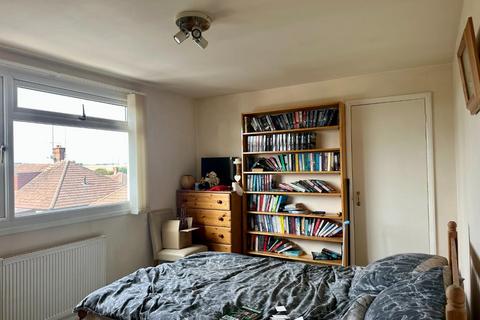 25 Bishops Drive, Northampton, NN2 6QR