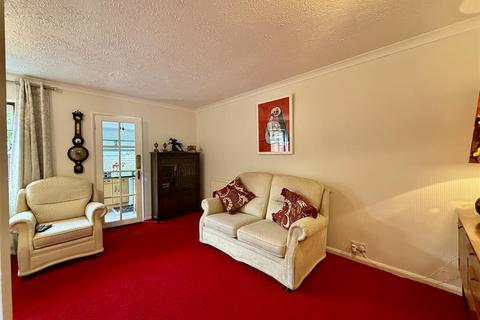 4 bedroom semi-detached house for sale, Hamilton Close, Stourbridge