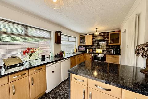 4 bedroom semi-detached house for sale, Hamilton Close, Stourbridge
