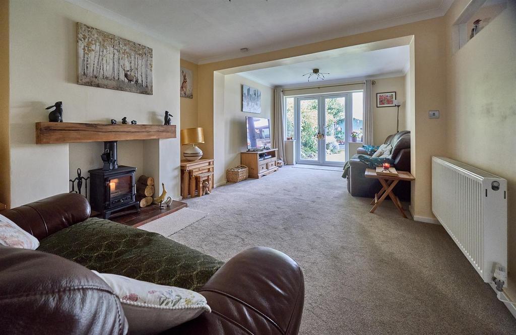 Lounge to Rear