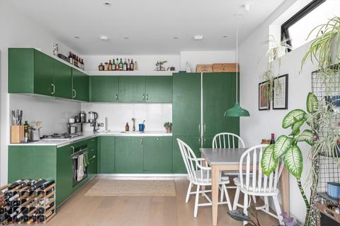 2 bedroom flat for sale, York Road, London SW11