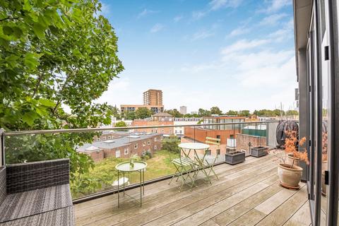 2 bedroom flat for sale, York Road, London SW11